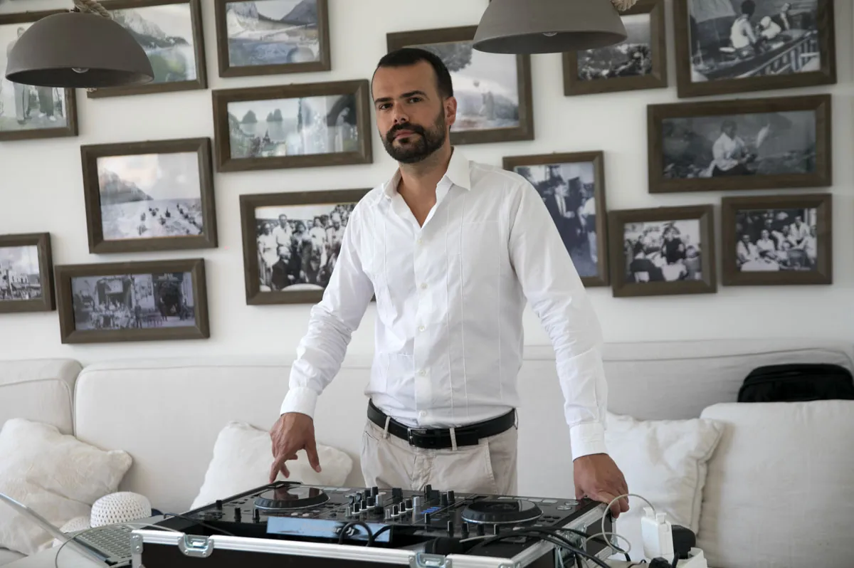 Matthew DJ dietro il controller durante un evento privato