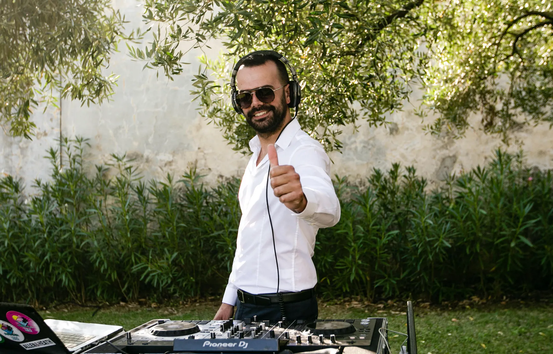 Matthew DJ all’aperto accanto a un olivo in Toscana