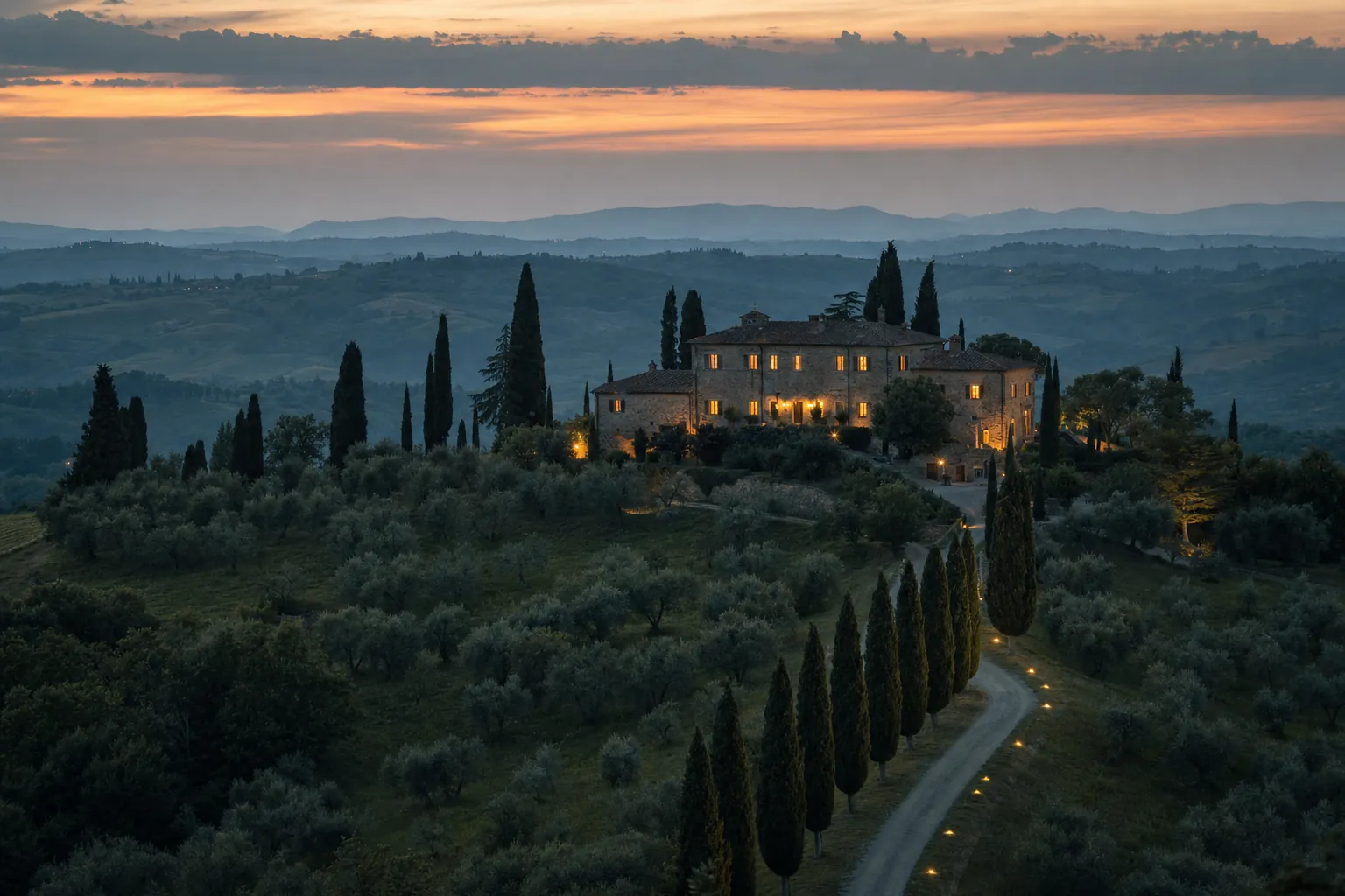Villa toscana su una collina al crepuscolo, viale di cipressi e uliveto